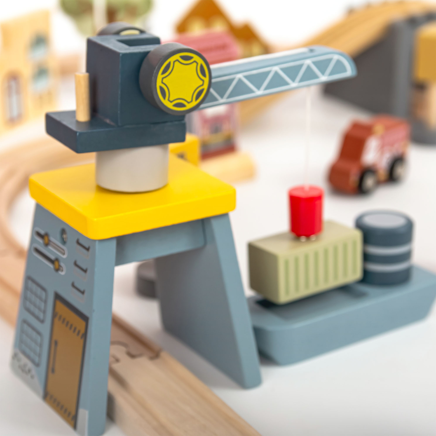 Drvena gradska željeznica s električnim vlakom - pokretna dizalica, brod, mostovi