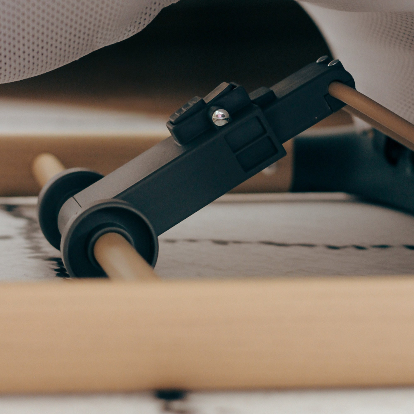 Stolica za ljuljanje 2 u 1 s umetkom Moby-System LILY – siva