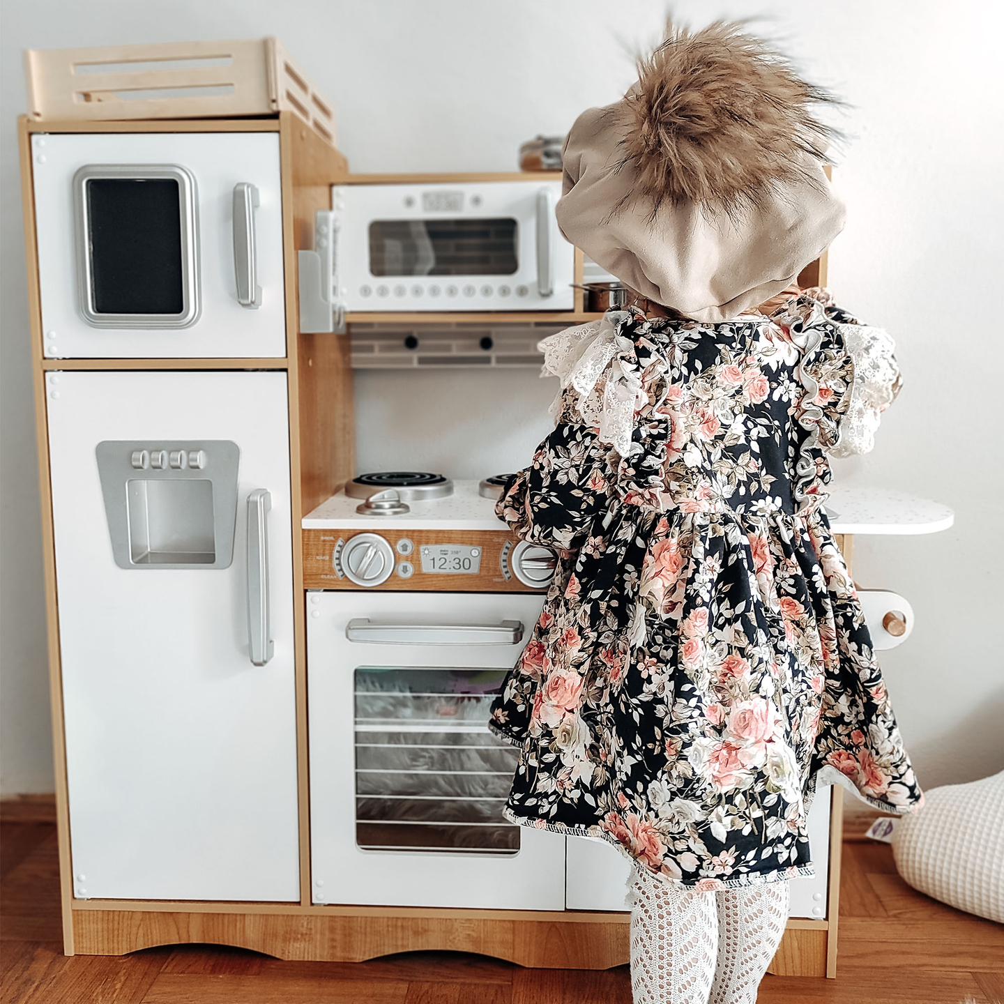 XXL drvena kuhinja s LED rasvjetom, pregačom i priborom