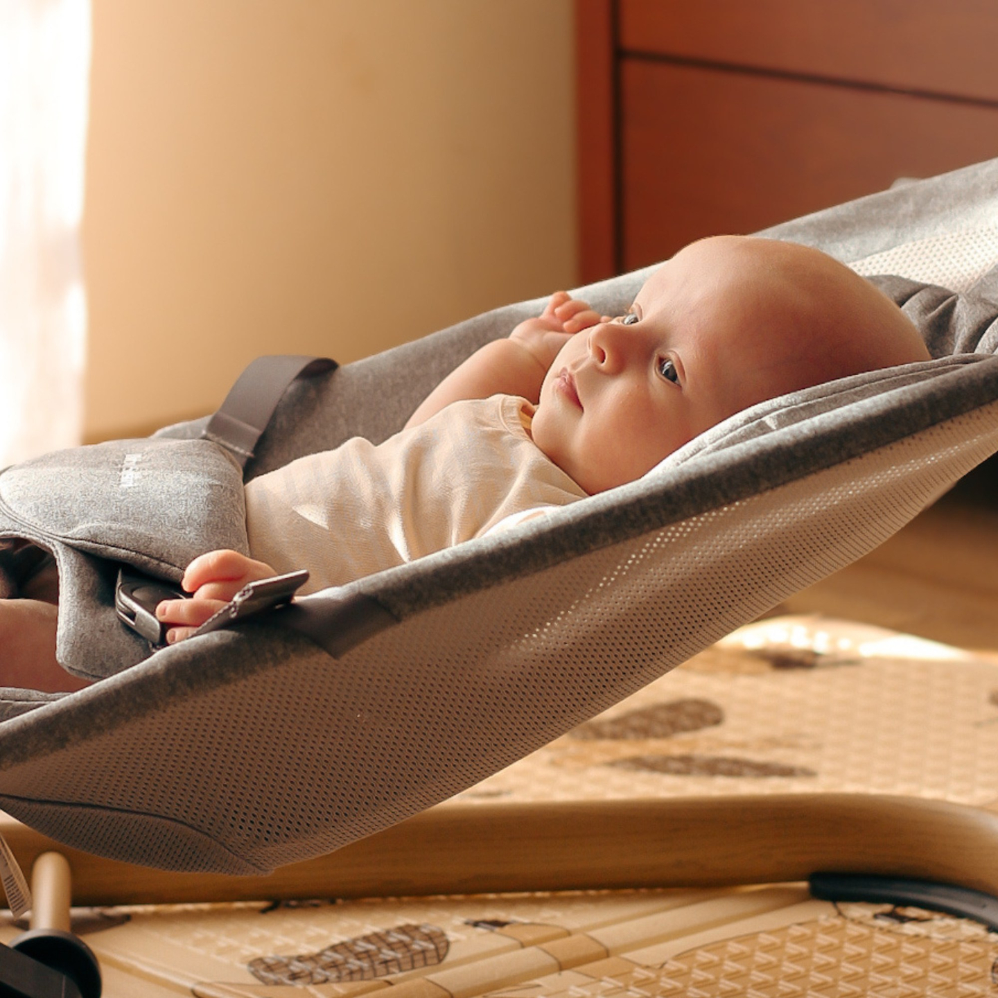 Stolica za ljuljanje 2 u 1 s umetkom Moby-System LILY – siva