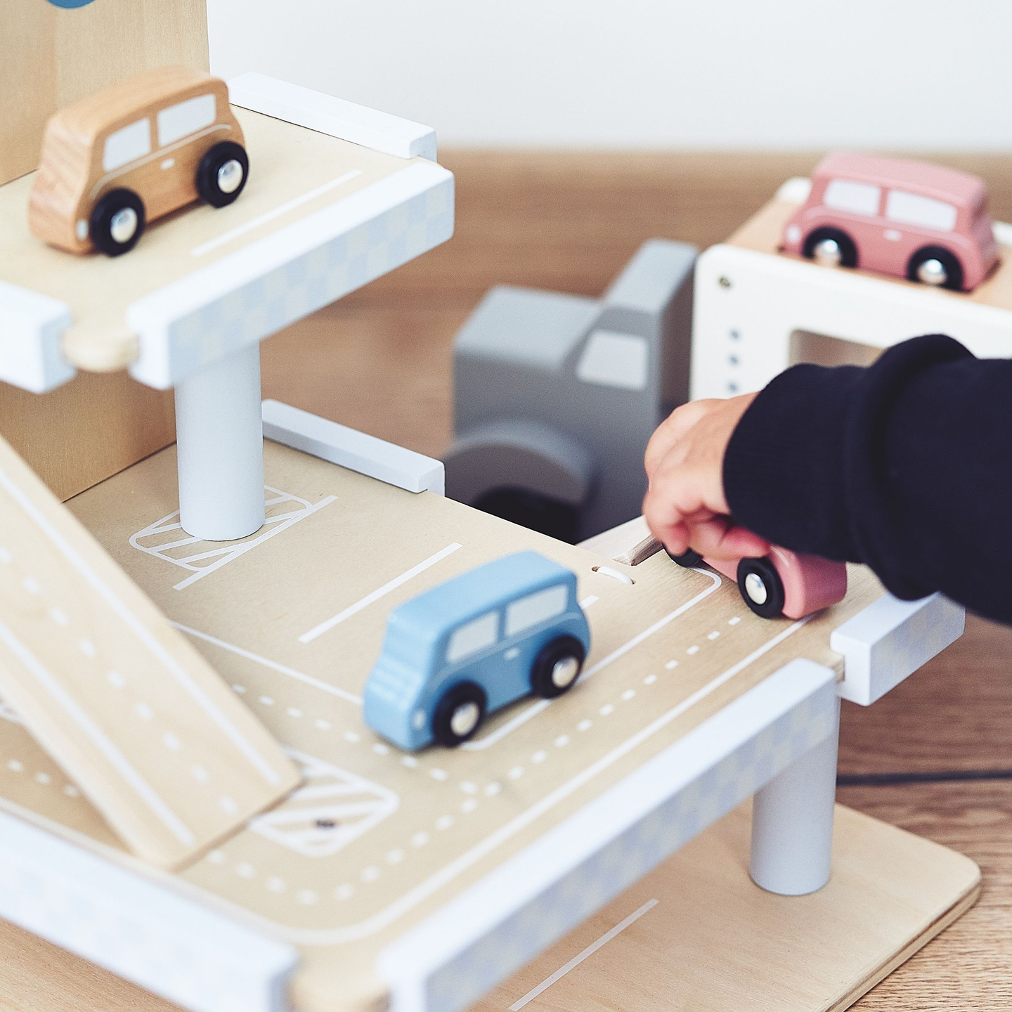 Drveni troetažni parking sa liftom - garaža sa automobilima i helikopterom