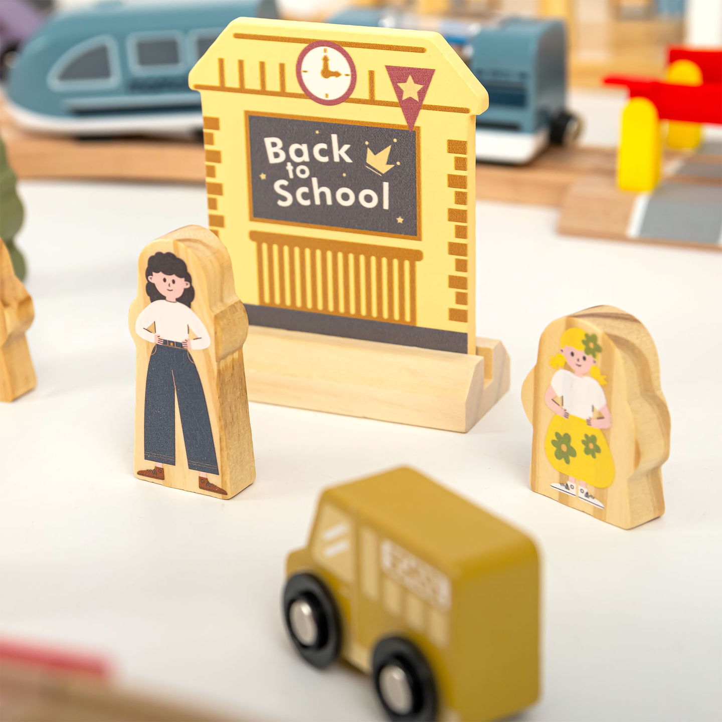 Drvena gradska željeznica s električnim vlakom - pokretna dizalica, brod, mostovi