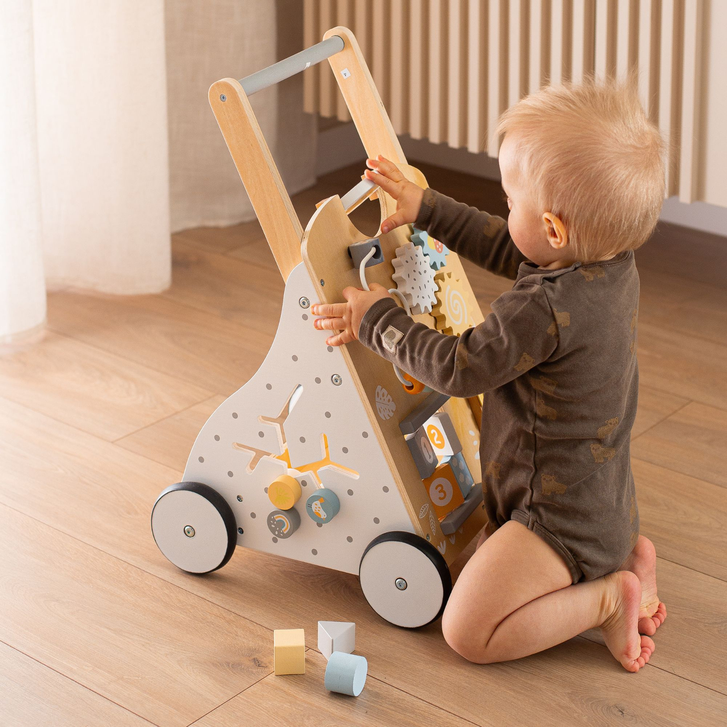 Drvena edukativna hodalica 8 u 1 / guralica za bebe - manipulativna daska