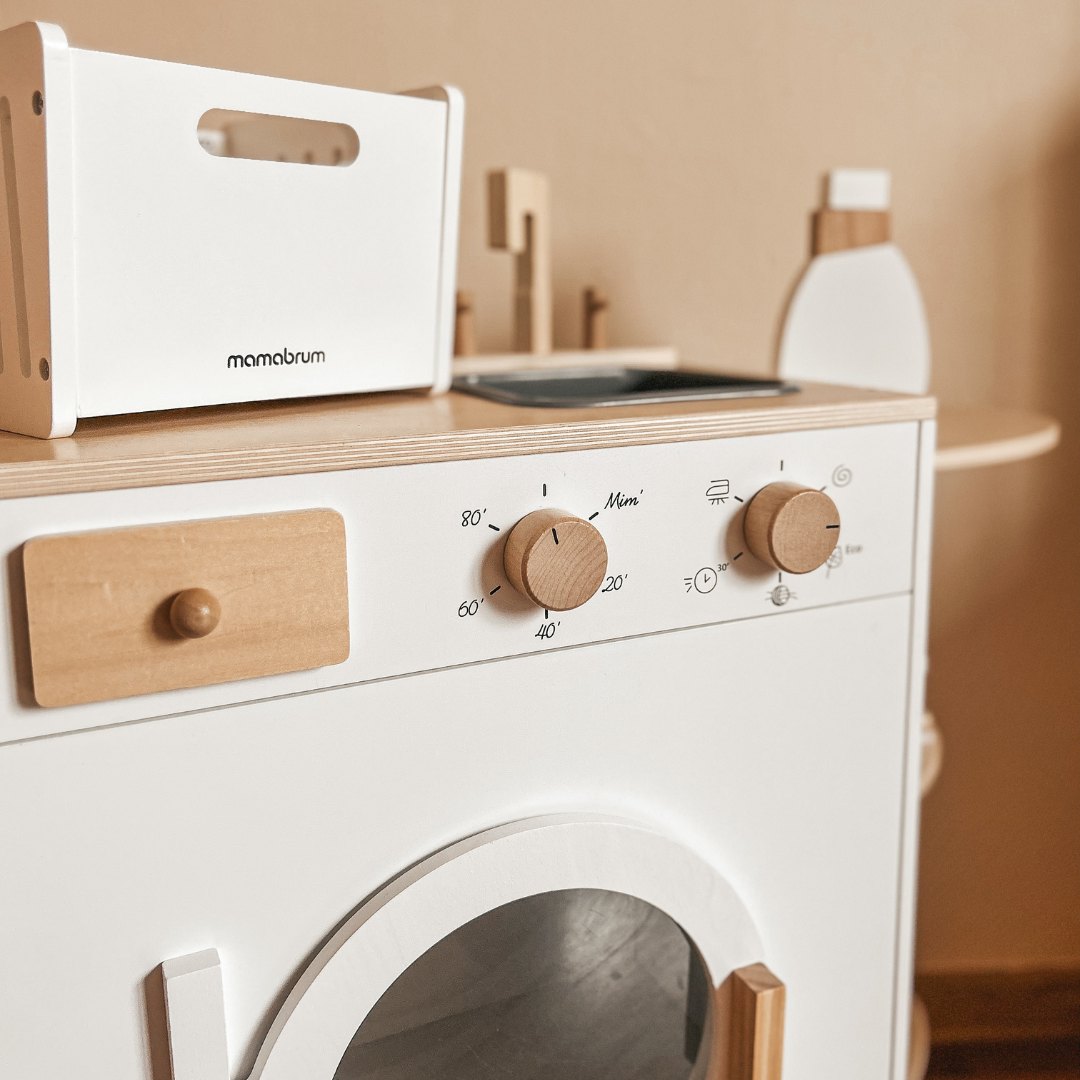 Drvena perilica rublja s glačalom, košarom i tekućinom za pranje