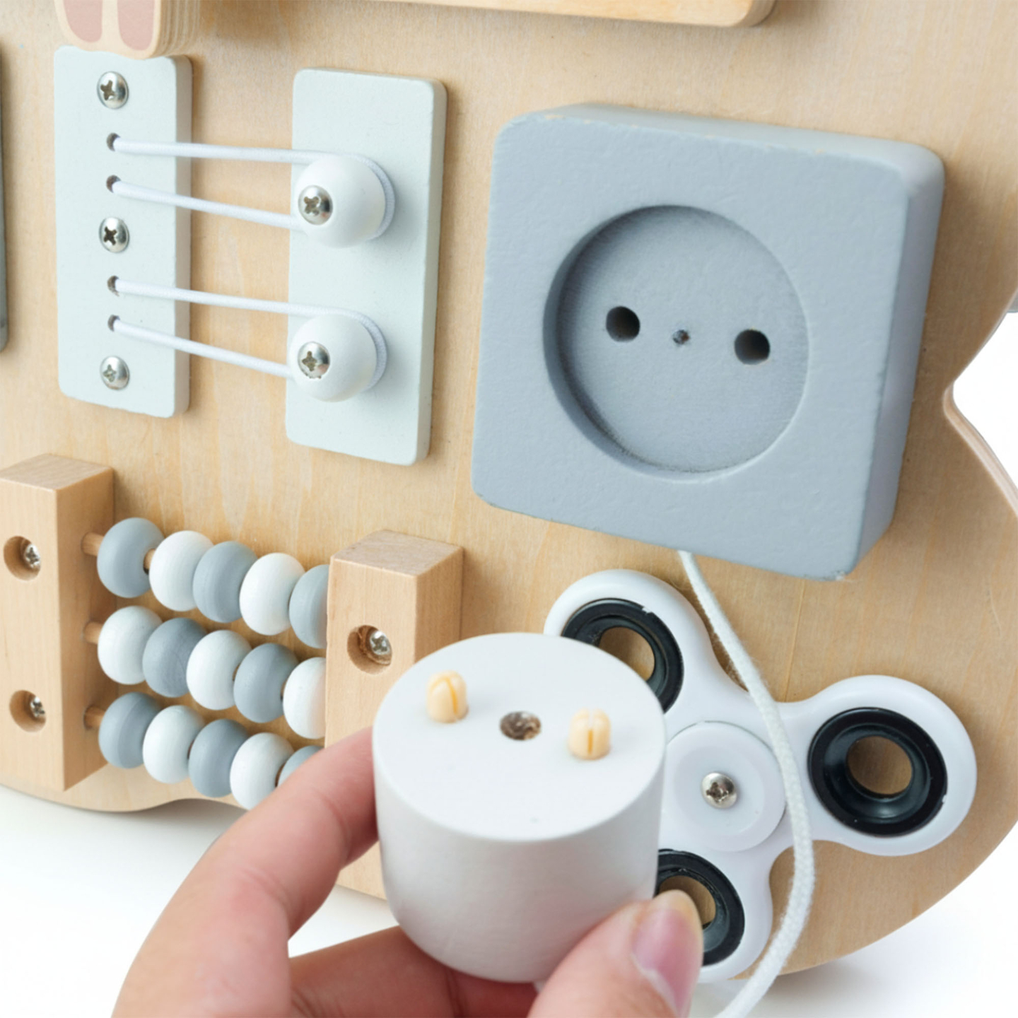 Drvena Montessori manipulativna ploča s medvjedićem - senzorno učenje samostalnosti: čičak, čep, labirint, klik gumb