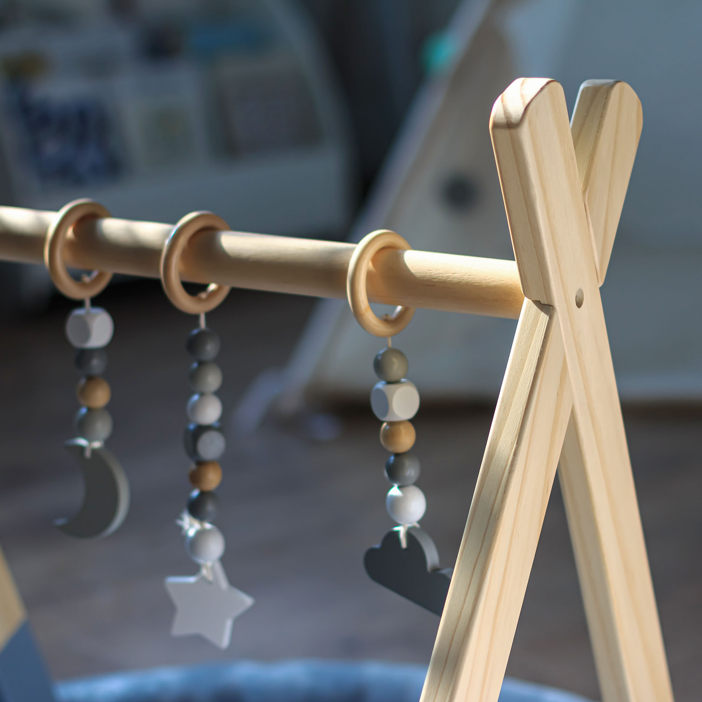 Drveni edukativni stalak za Baby Gym - siva boja