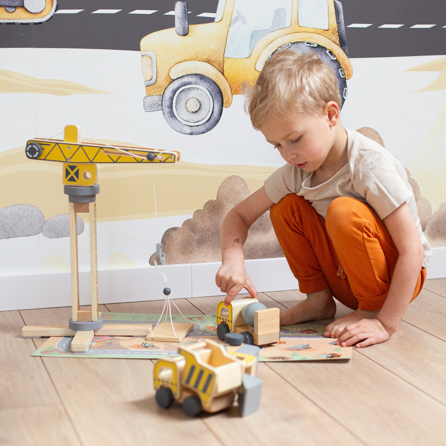 Drveno gradilište s velikim pokretnim kranom i vozilima, toranjski kran