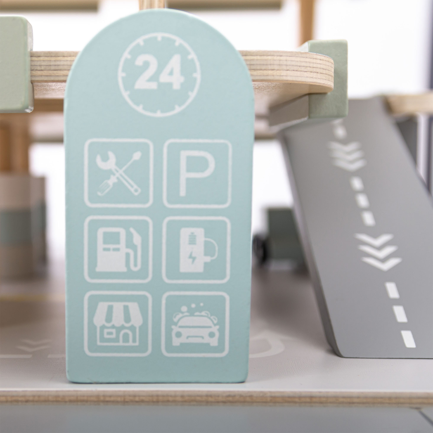 Drvena, trokatna garaža za djecu s pratećom opremom – parkiralište, benzinska postaja, autopraonica, helikopter