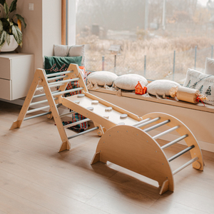 Drveno unutarnje igralište za djecu - zid za penjanje, tobogan, luk/ljuljačka za penjanje i Piklerov trokut