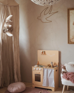 Drvena kuhinja s pregačom, dodacima i LED rasvjetom