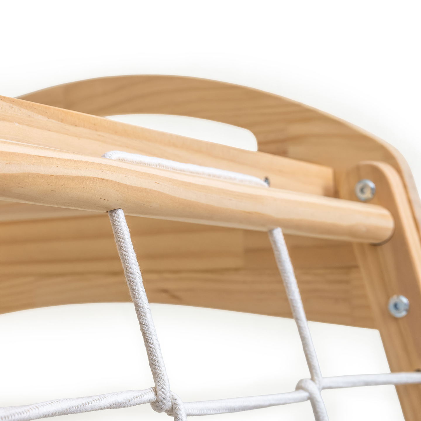 Drveno unutarnje igralište s ljuljačkom, gimnastičkim kolutovima i mrežom za penjanje