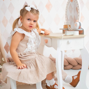 Drveni toaletni stol sa stolicom i dodacima