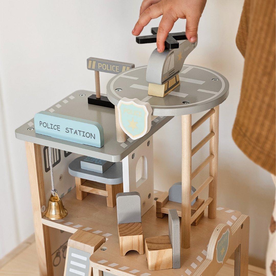 Drvena policijska postaja s dodacima