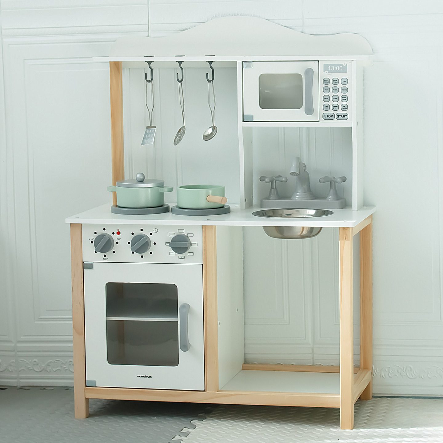 Drvena kuhinja za djecu s mikrovalnom pećnicom