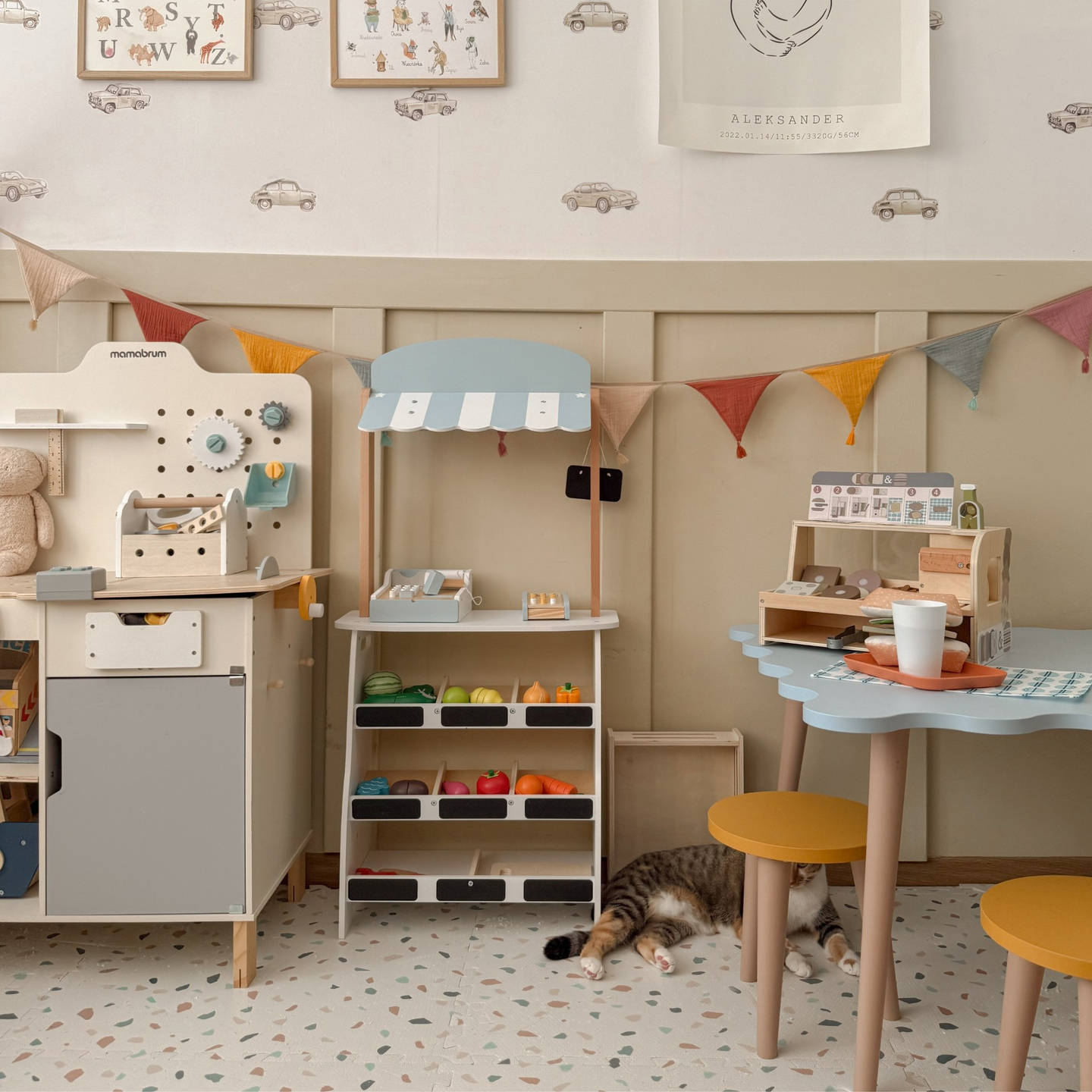 Trgovina mješovitom robom - drveni štand sa kutijama, blagajnom i terminalom