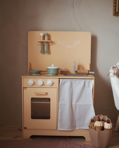 Drvena kuhinja s pregačom, dodacima i LED rasvjetom