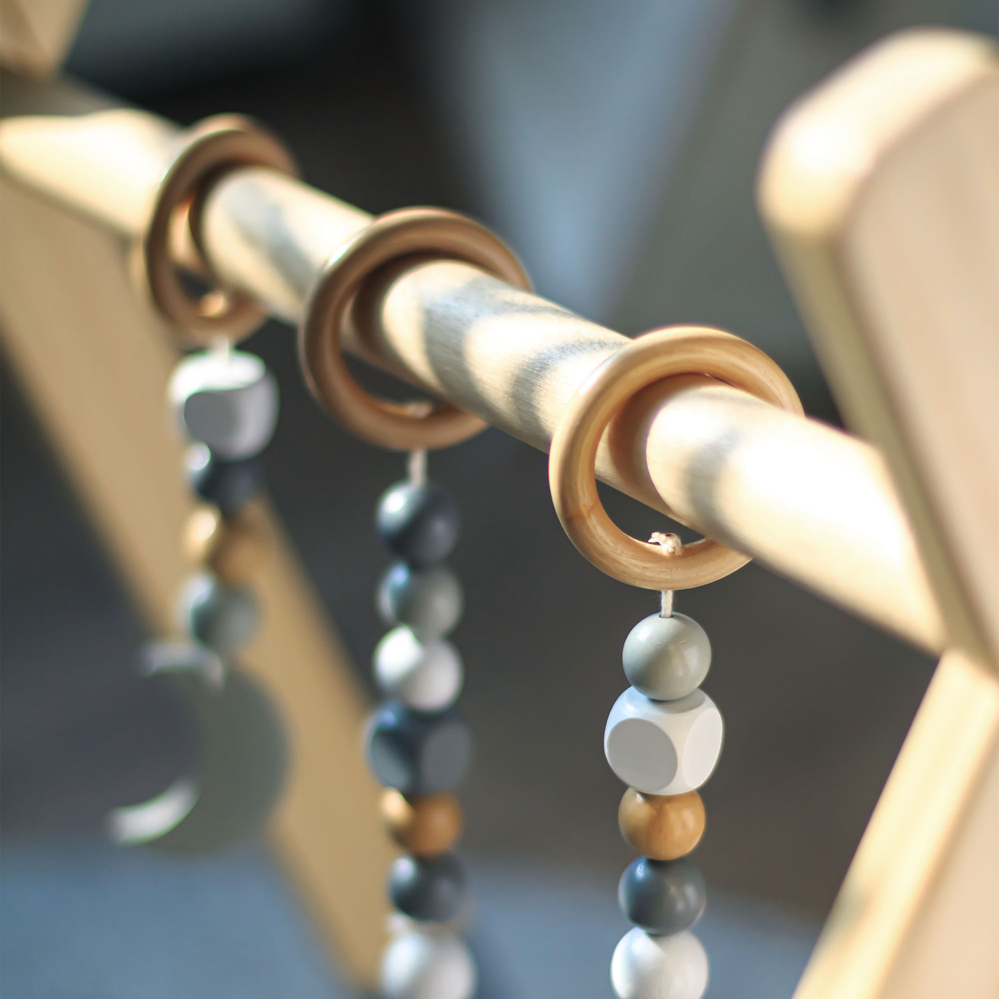 Drveni edukativni stalak za Baby Gym - siva boja