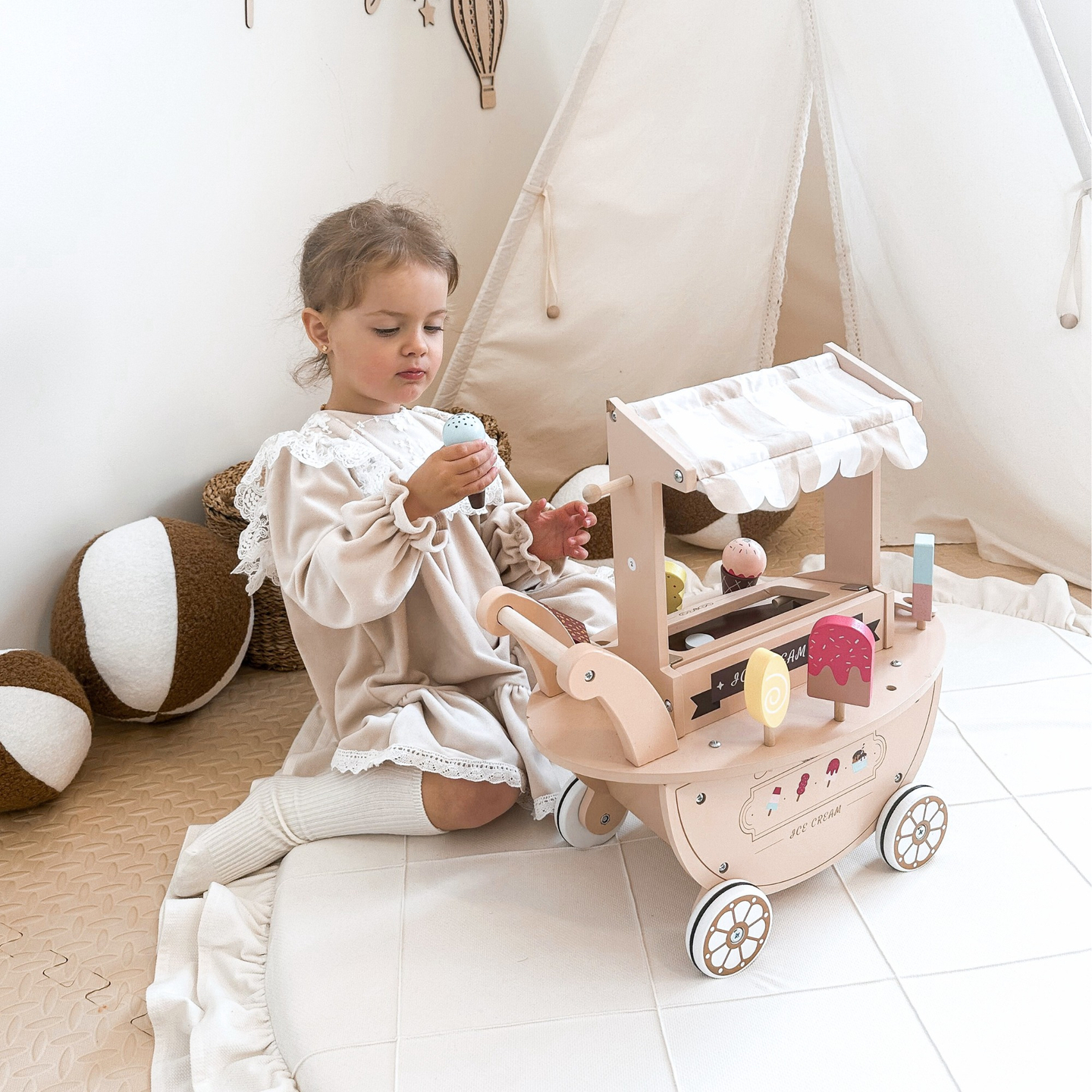 Drvena sladoledarnica za djecu - kolica na kotačićima s dodacima