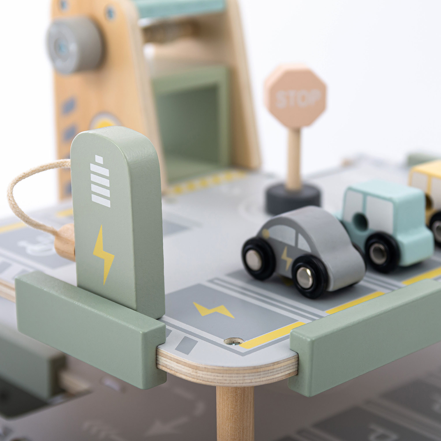 Drvena, trokatna garaža za djecu s pratećom opremom – parkiralište, benzinska postaja, autopraonica, helikopter