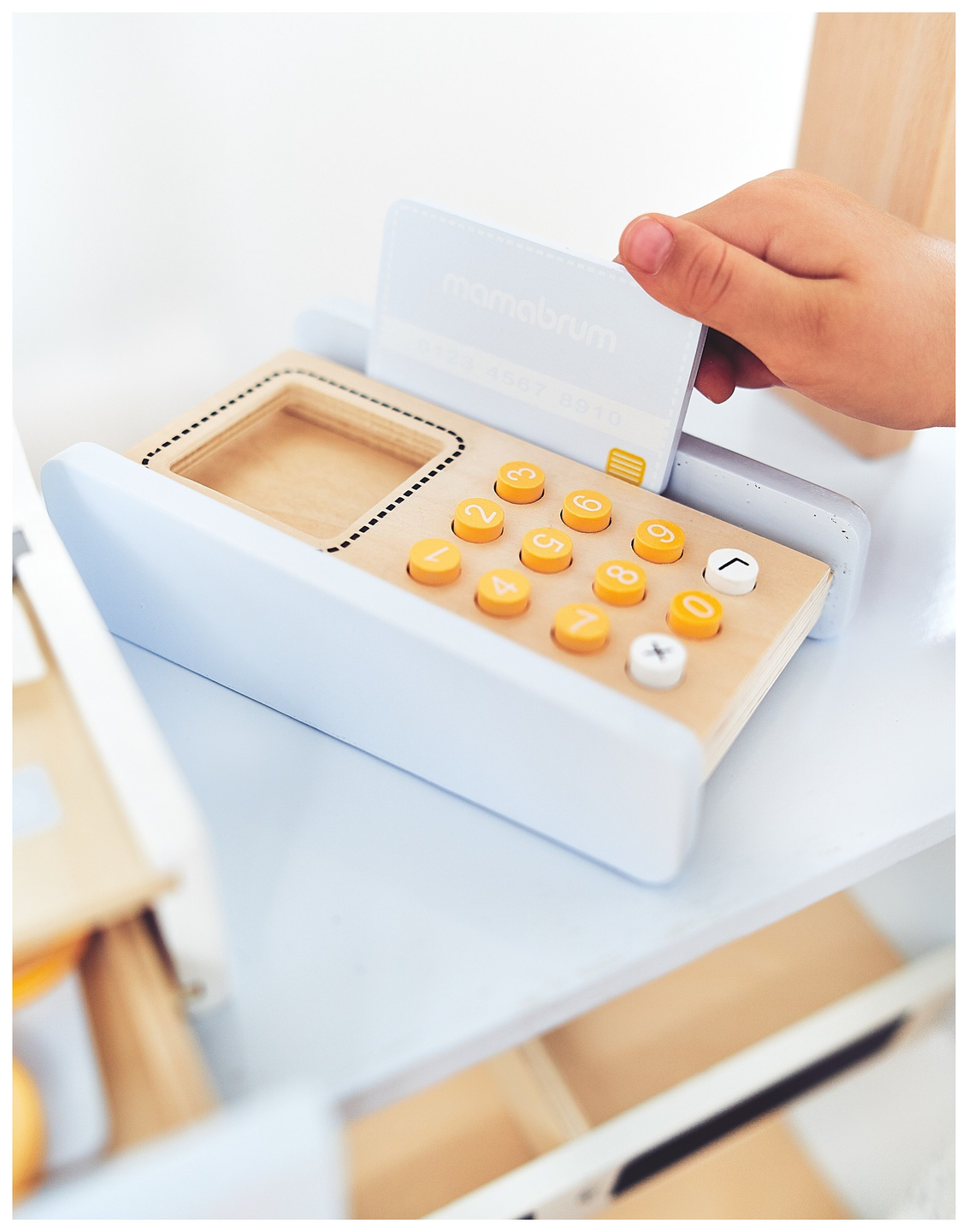 Trgovina mješovitom robom - drveni štand sa kutijama, blagajnom i terminalom