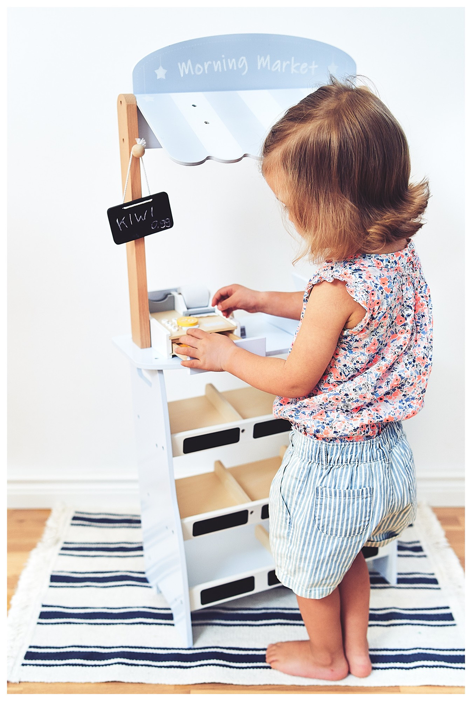 Trgovina mješovitom robom - drveni štand sa kutijama, blagajnom i terminalom