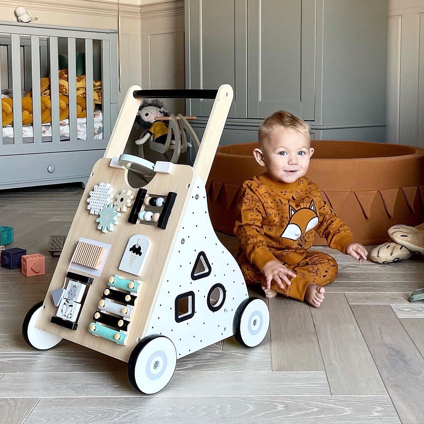 Drvena, edukativna hodalica/guralica za djecu - manipulativna ploča