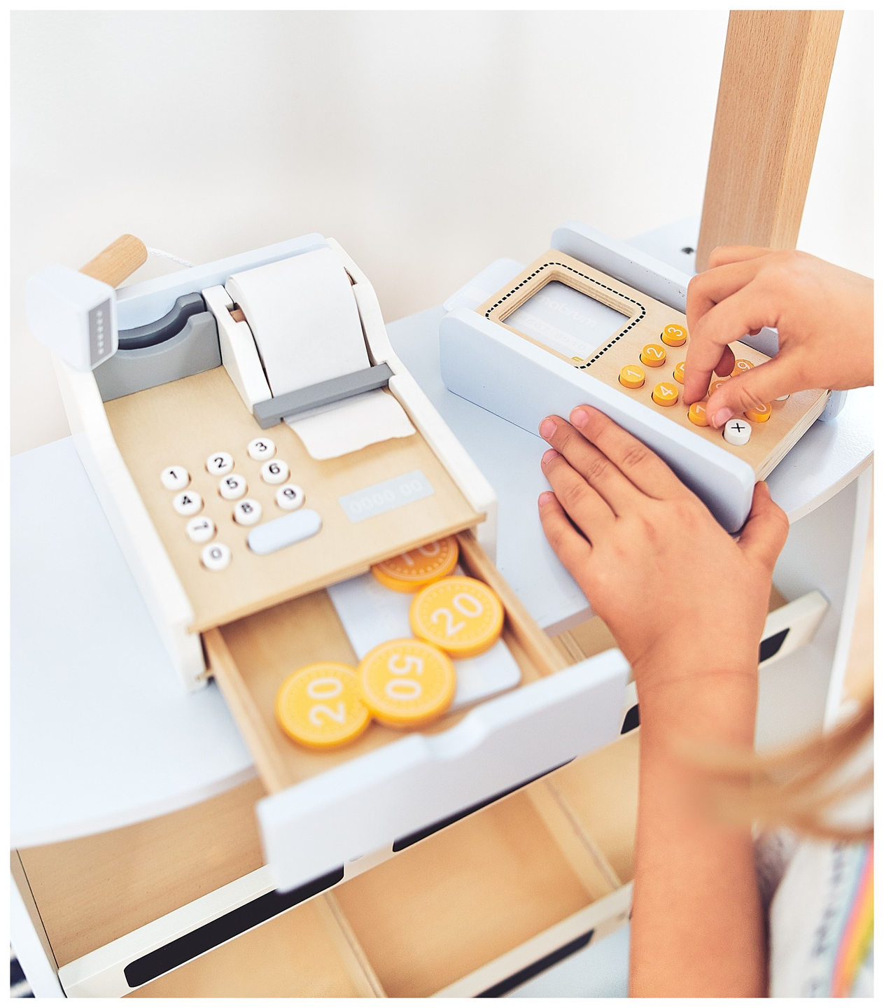 Trgovina mješovitom robom - drveni štand sa kutijama, blagajnom i terminalom