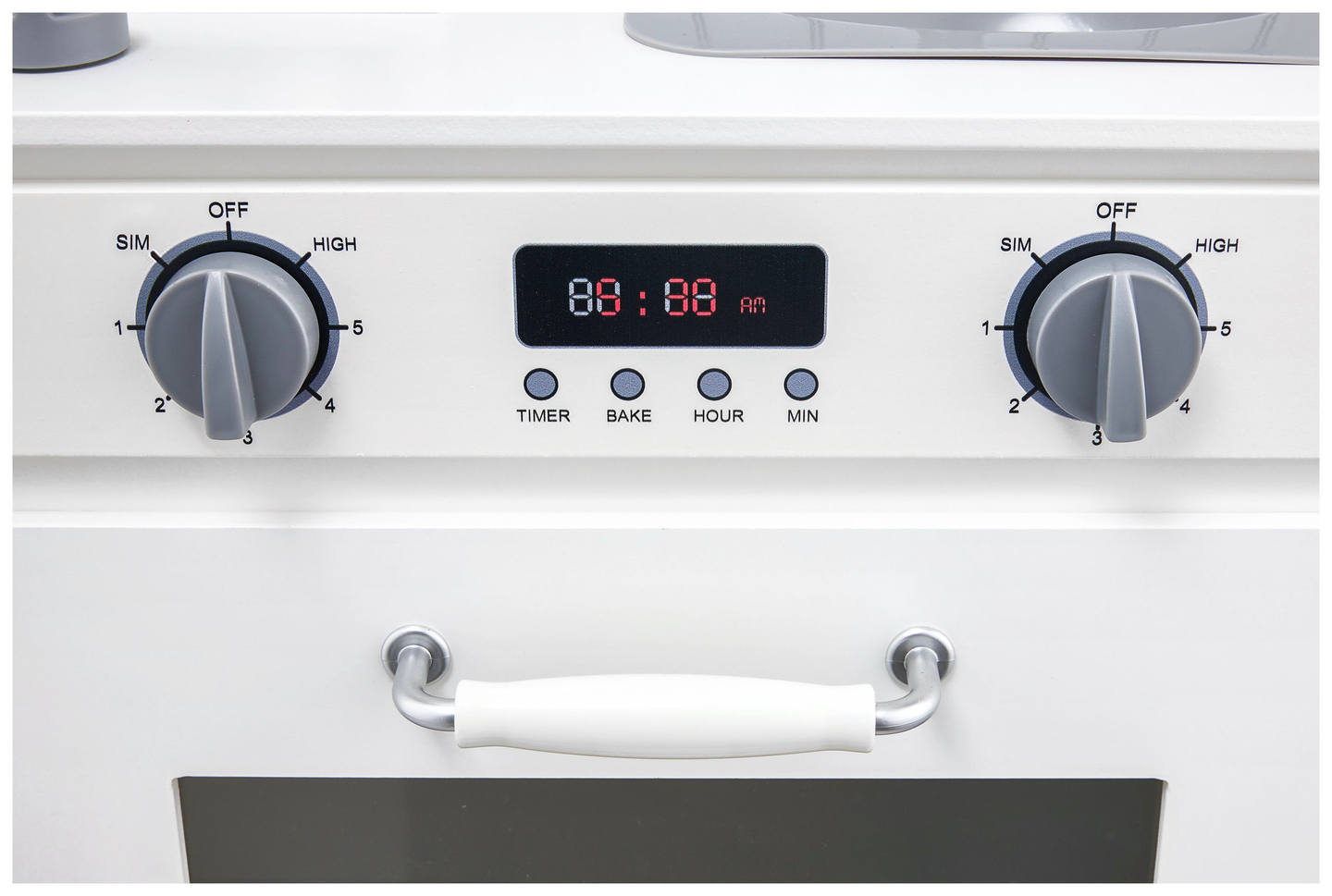 Bijela drvena kuhinja s pregačom, priborom i LED lampom