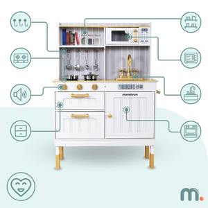 Drvena bijela kuhinja s priborom i pregačom