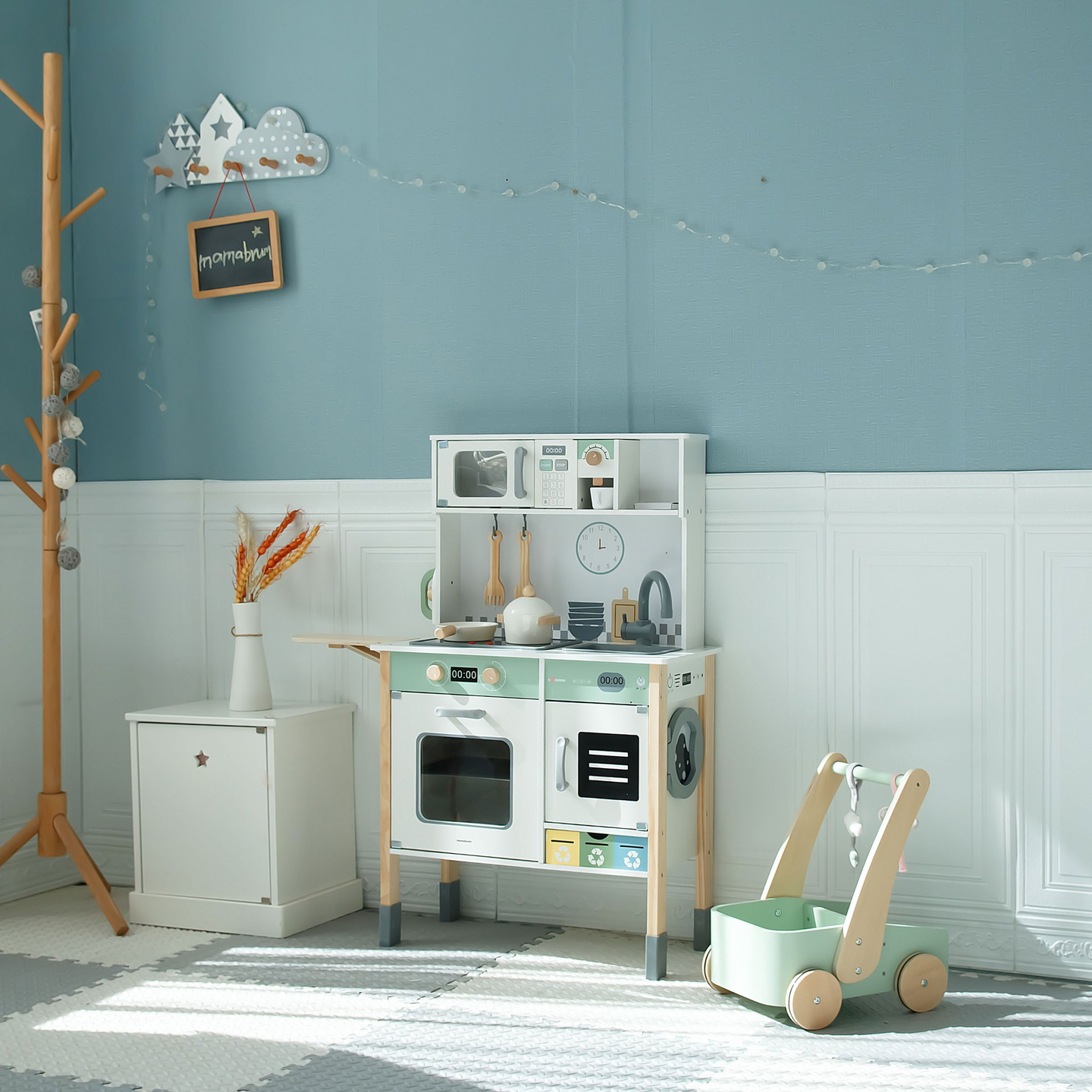 Interaktivna kuhinja s perilicom rublja, perilicom posuđa i pločom za pisanje kredom