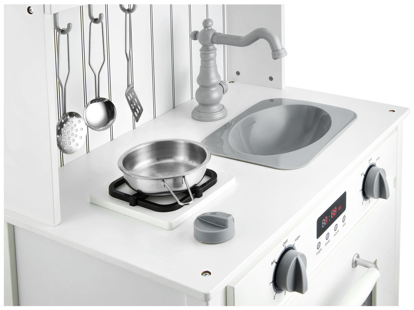 Bijela drvena kuhinja s pregačom, priborom i LED lampom