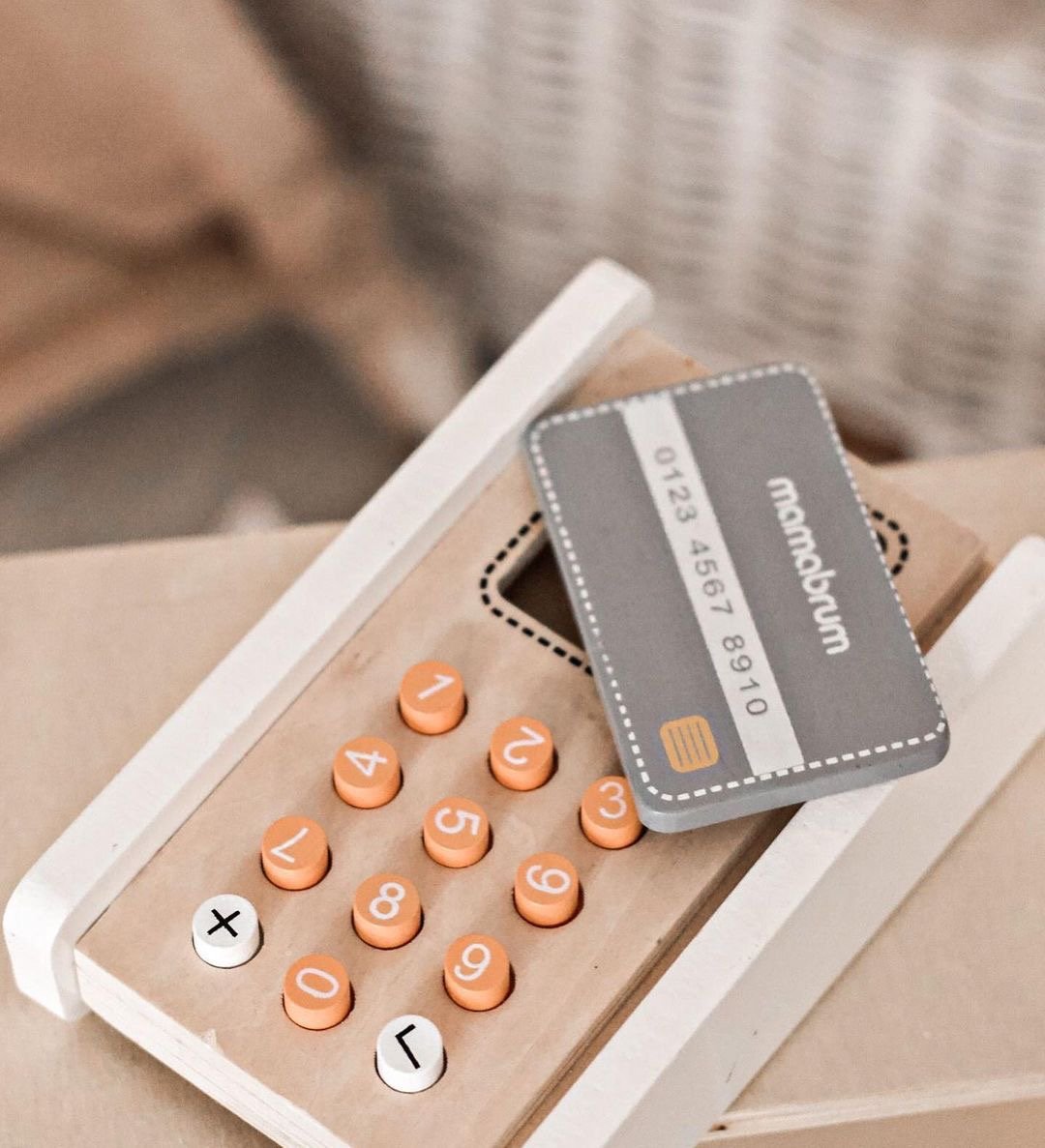 Mini market - trgovina s vagom, terminalom, platnom karticom i voćem