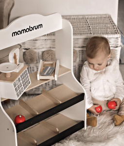 Mini market - trgovina s vagom, terminalom, platnom karticom i voćem