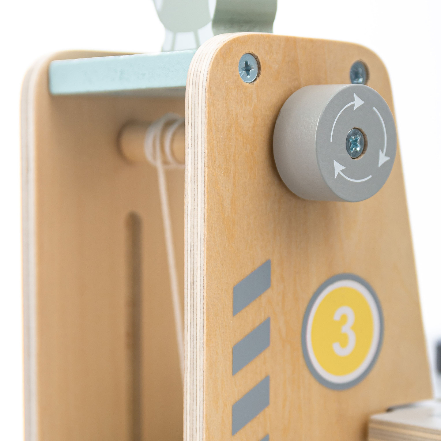 Drvena, trokatna garaža za djecu s pratećom opremom – parkiralište, benzinska postaja, autopraonica, helikopter