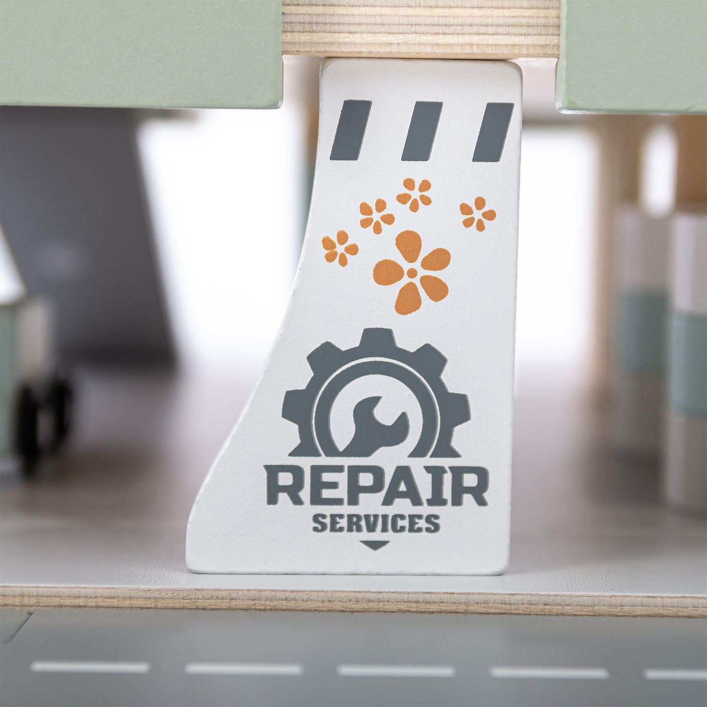 Drvena, trokatna garaža za djecu s pratećom opremom – parkiralište, benzinska postaja, autopraonica, helikopter