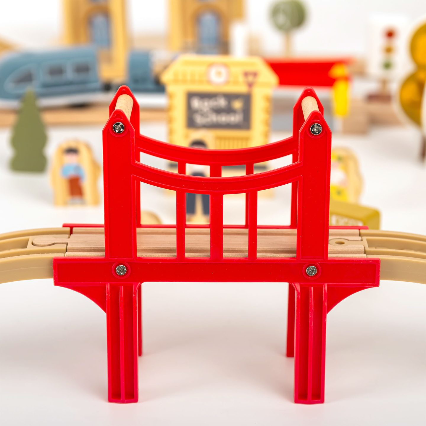 Drvena gradska željeznica s električnim vlakom - pokretna dizalica, brod, mostovi