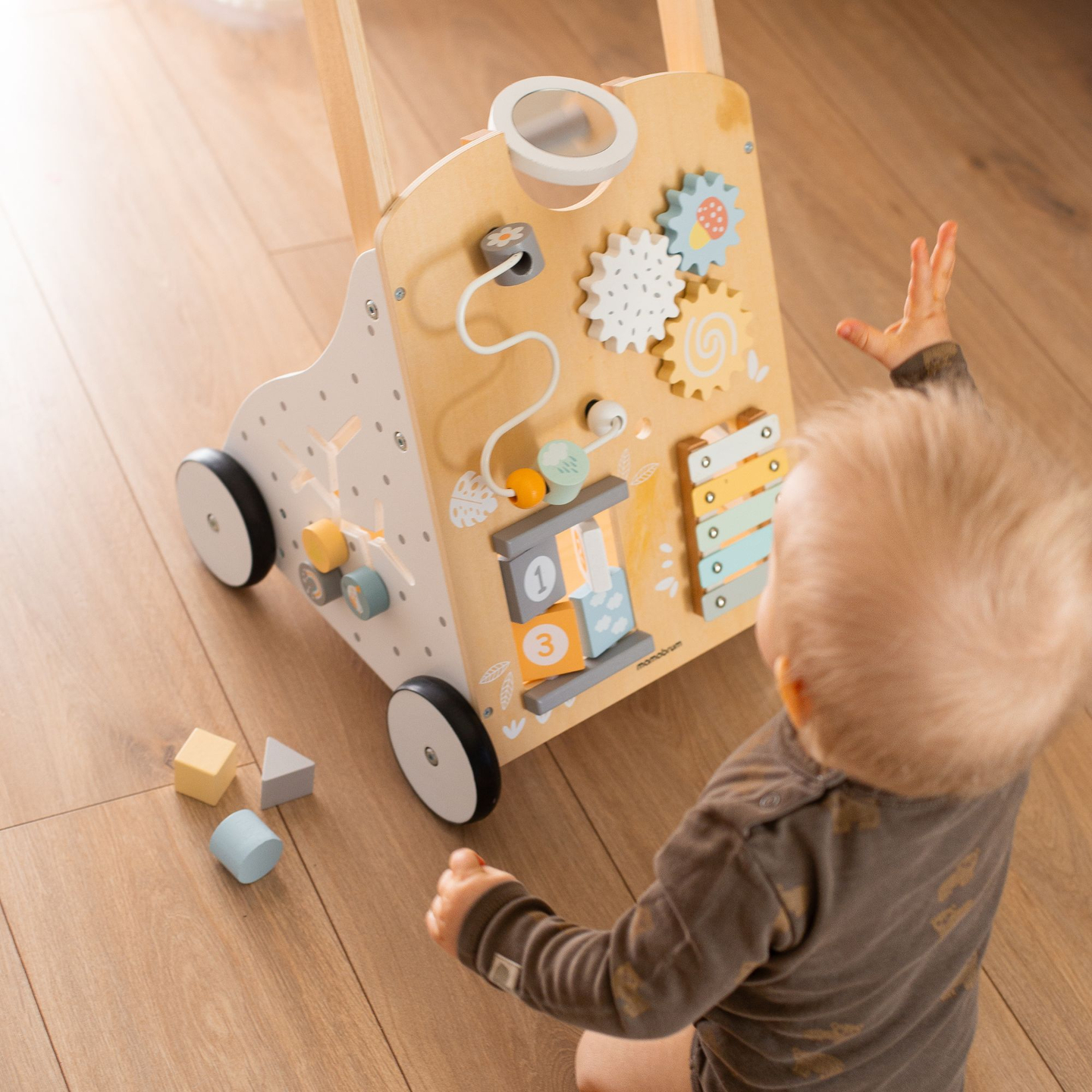 Drvena edukativna hodalica 8 u 1 / guralica za bebe - manipulativna daska