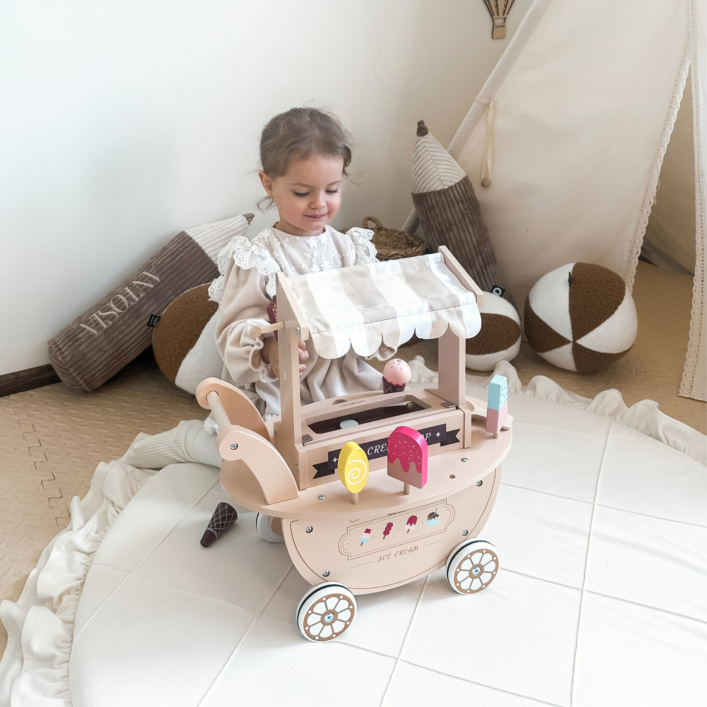 Drvena sladoledarnica za djecu - kolica na kotačićima s dodacima