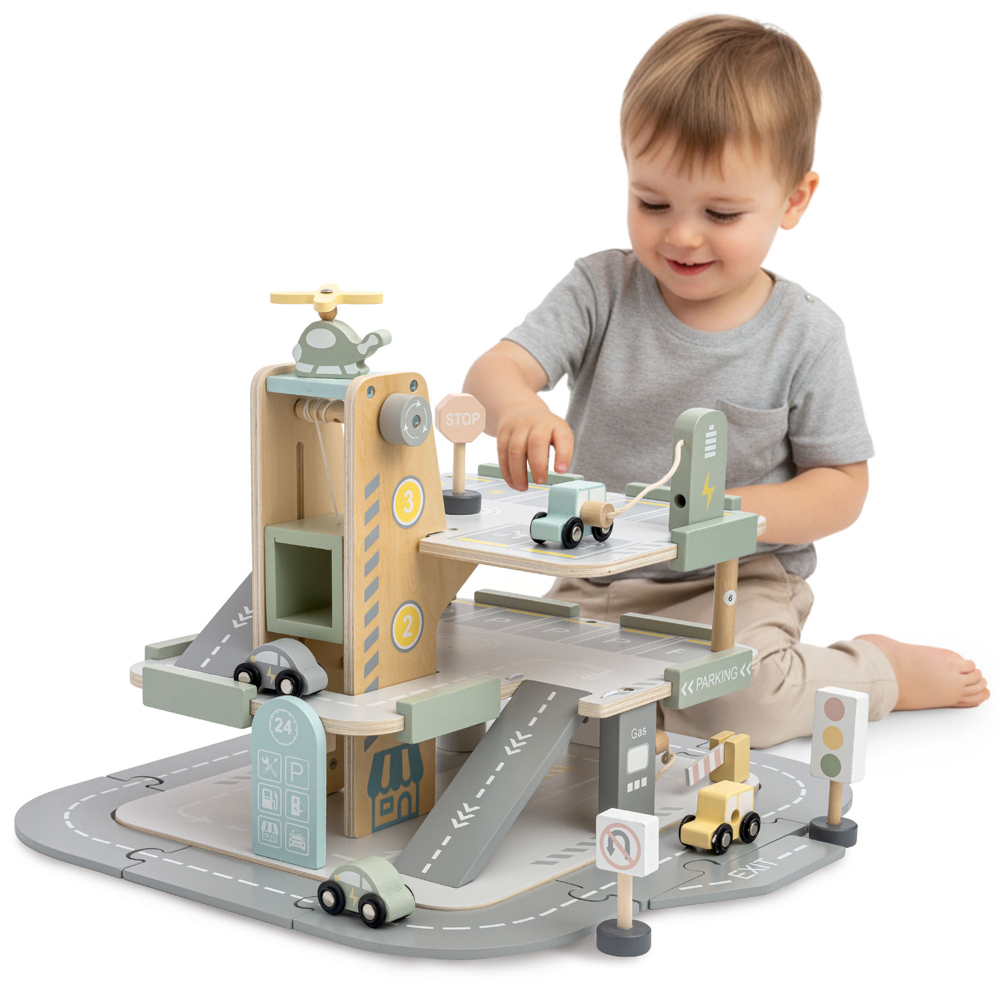 Drvena, trokatna garaža za djecu s pratećom opremom – parkiralište, benzinska postaja, autopraonica, helikopter