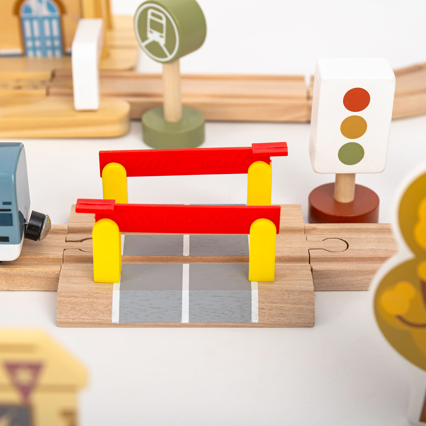 Drvena gradska željeznica s električnim vlakom - pokretna dizalica, brod, mostovi