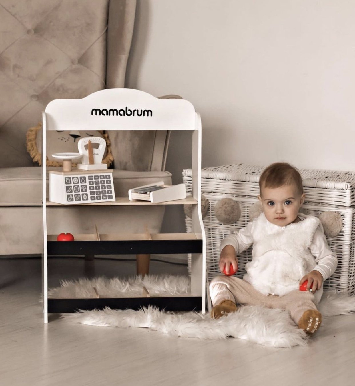 Mini market - trgovina s vagom, terminalom, platnom karticom i voćem