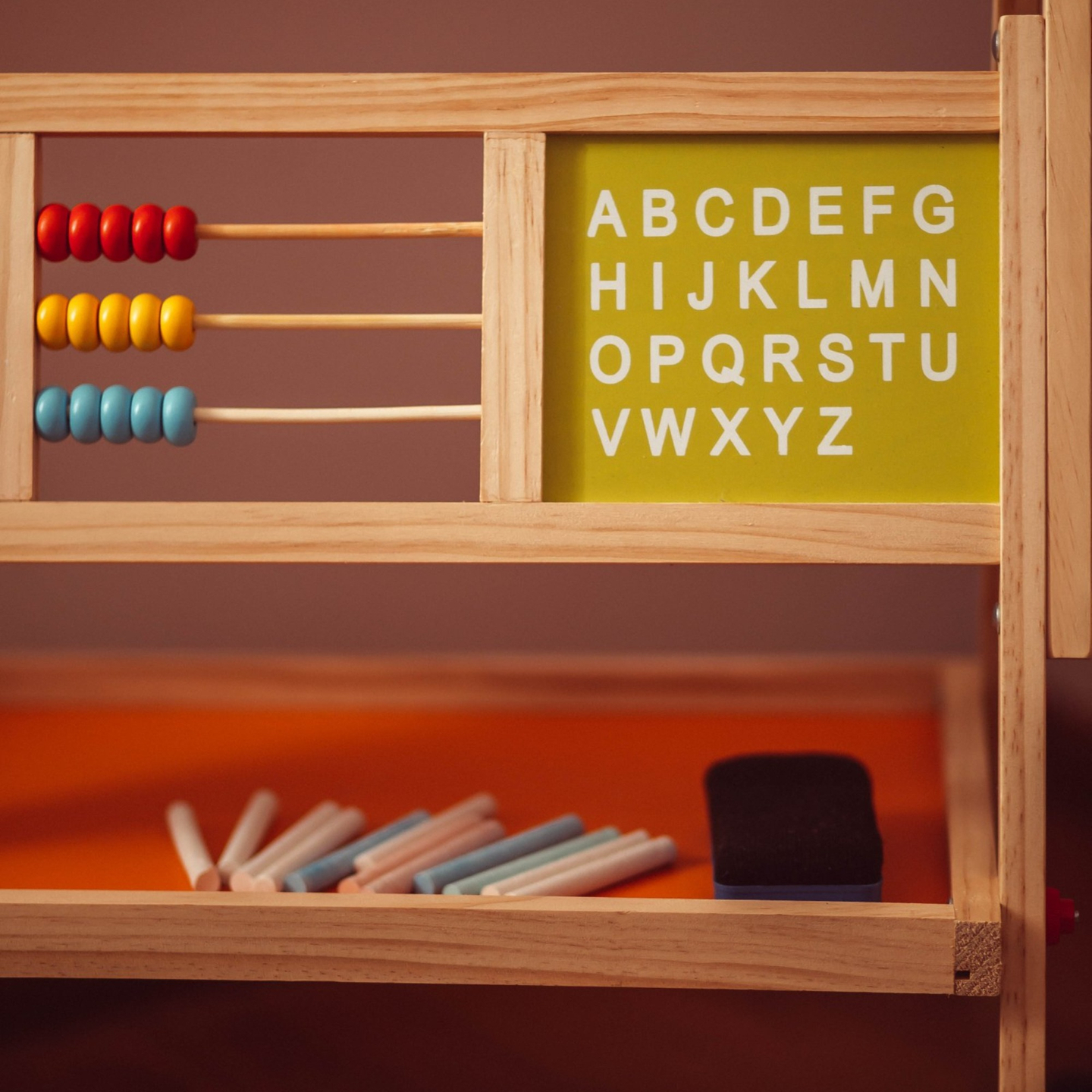 Velika dvostrana edukativna ploča: magnetna i kreda - suhobrisanje, drvena