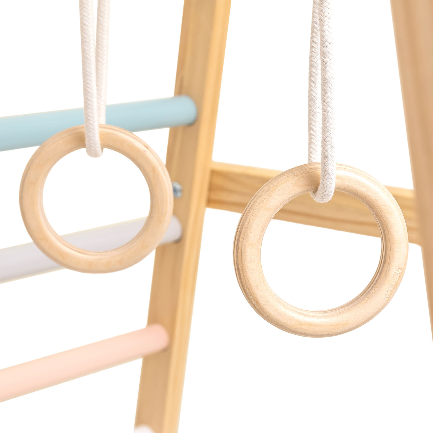 Drveno unutarnje igralište s ljuljačkom, gimnastičkim kolutovima i mrežom za penjanje