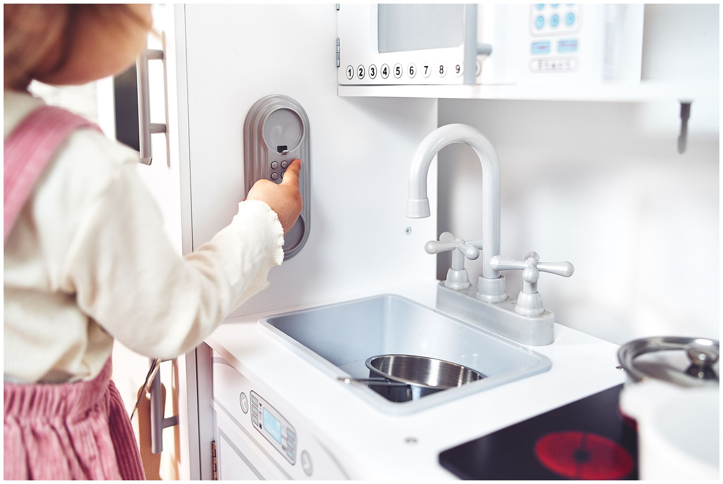 Veliki drveni bijeli kuhinjski dodaci i pregača