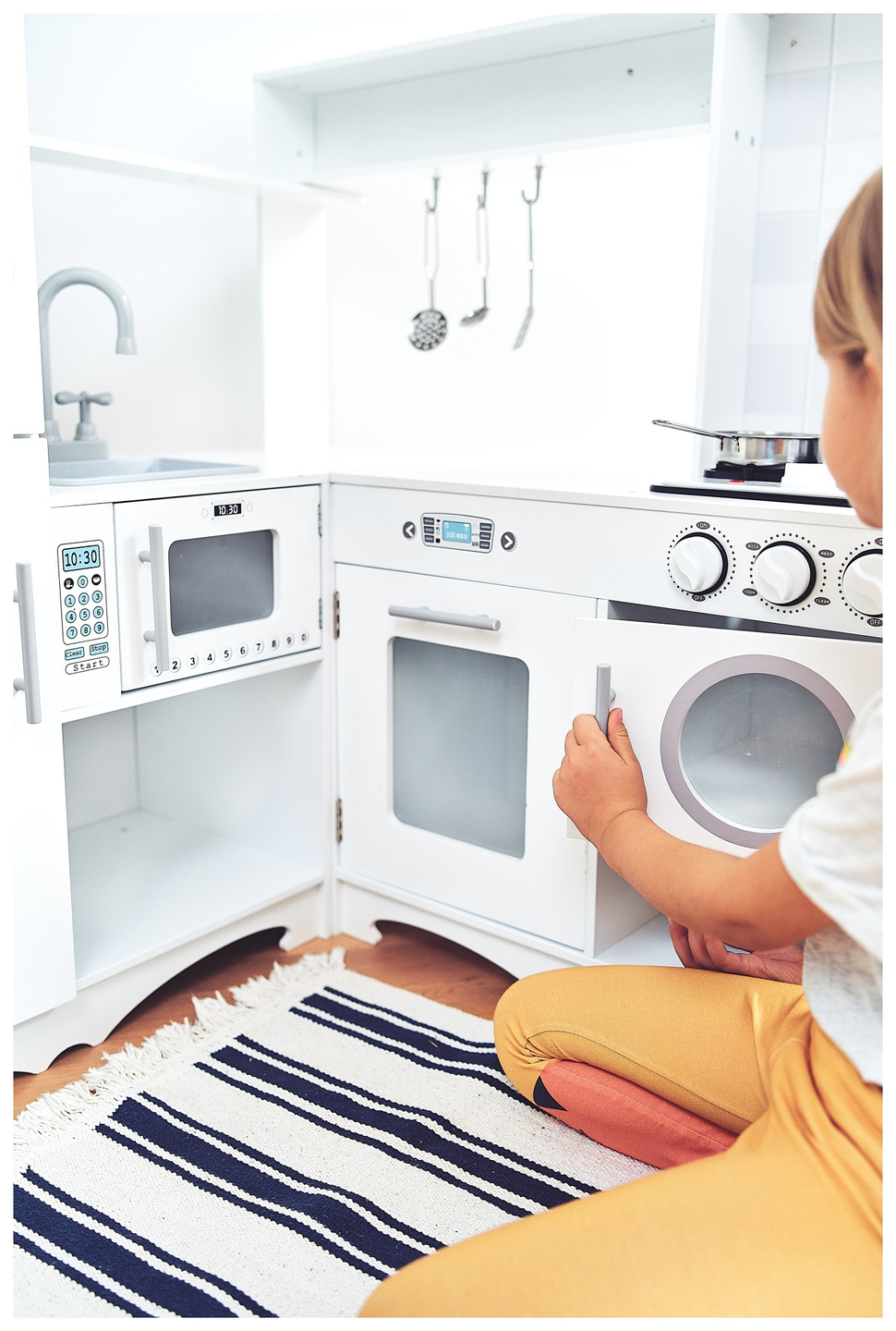 XXXL drvena kutna kuhinja s hladnjakom, pećnicom, perilicom rublja, pregačom i dodacima