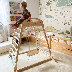 Drveno unutarnje igralište s ljuljačkom, gimnastičkim kolutovima i mrežom za penjanje