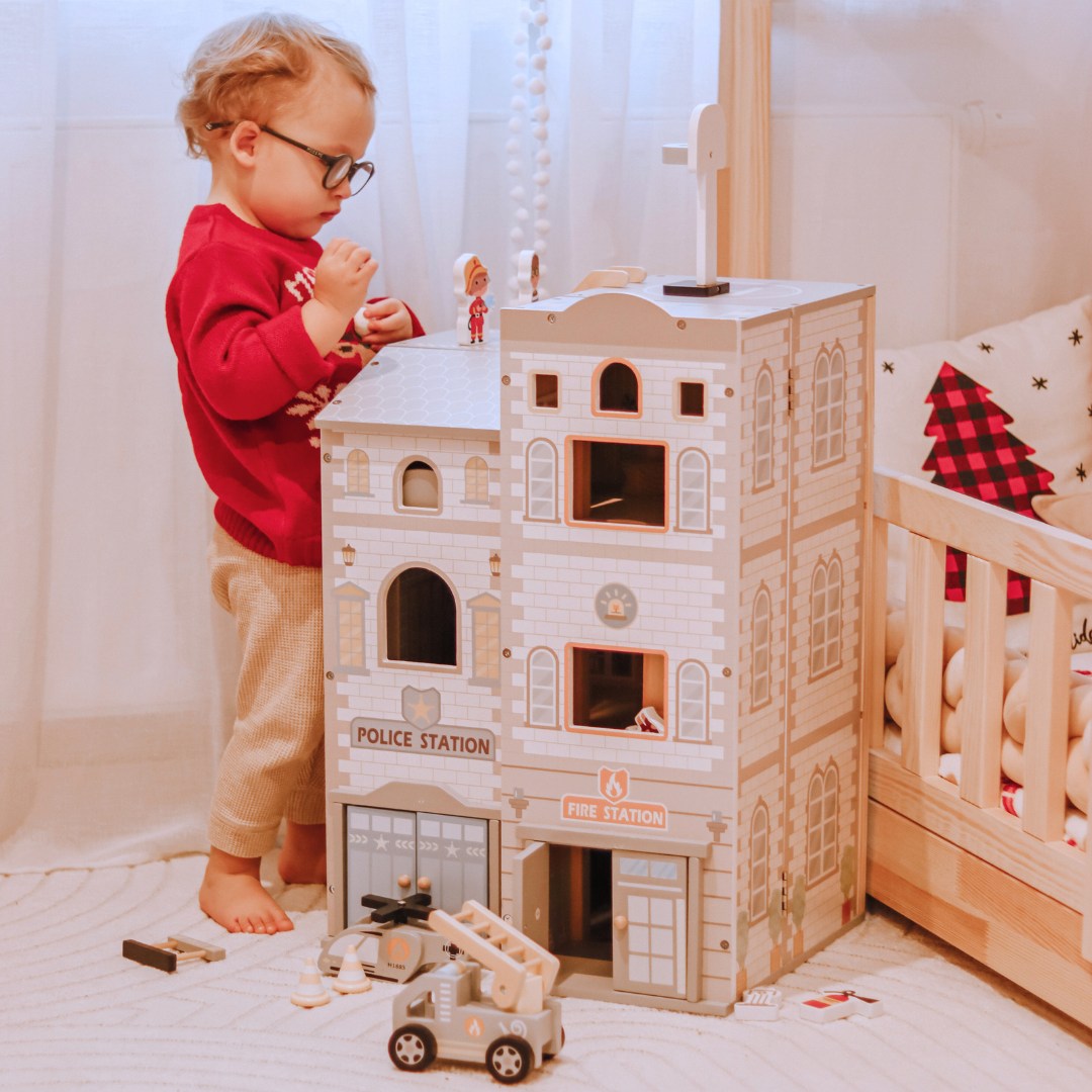 Veliki sklopivi vatrogasni dom s policijskom postajom - drveni set. Vatrogasna i policijska postaja s priborom.