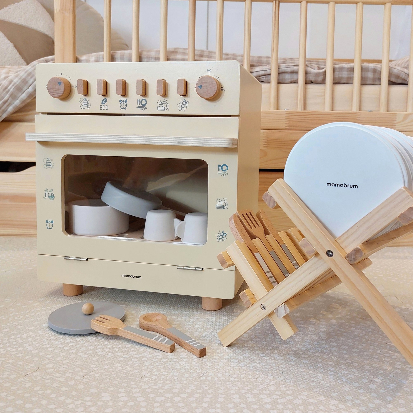 Drvena perilica posuđa s priborom