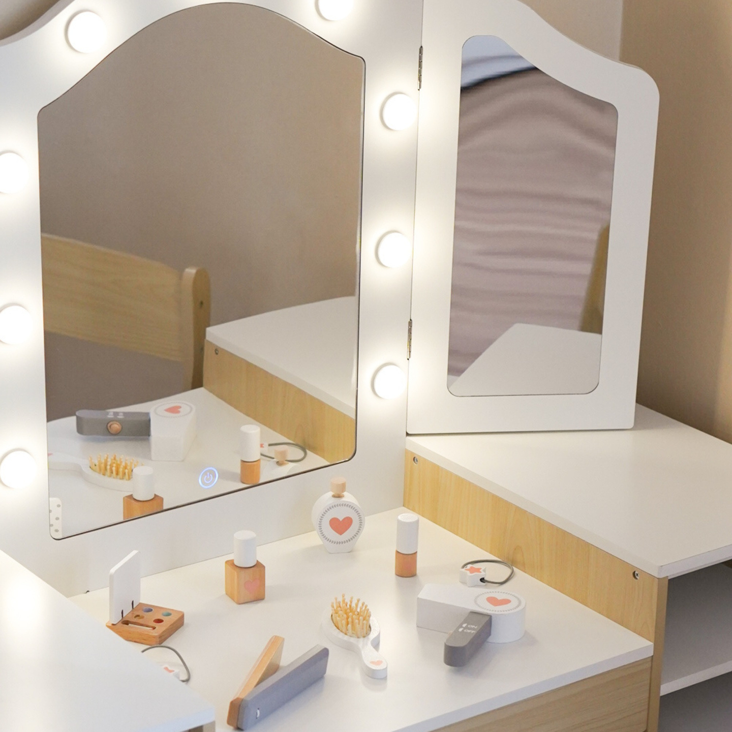 Drveni dječji toaletni stolić sa stolicom, priborom i LED rasvjetom