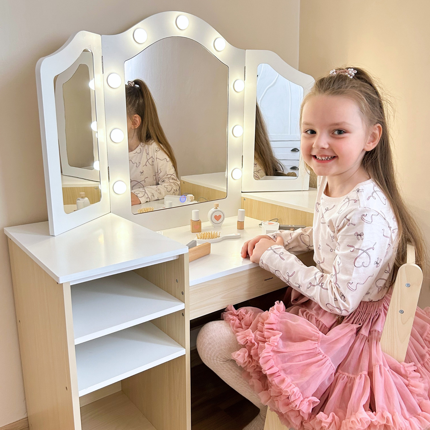 Drveni dječji toaletni stolić sa stolicom, priborom i LED rasvjetom